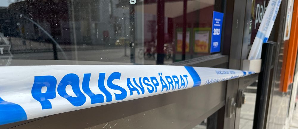 Polisens avspärrningsband på entrédörr till nöjeslokal i Linköping där en stor polisinsats pågick under söndagen