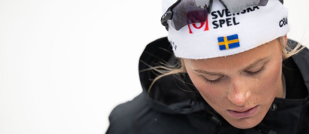 Frida Karlsson tittar ner i bild.
