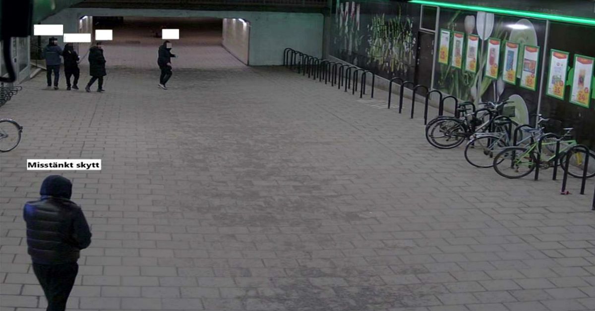 16-åringen får syn på tonårspojkarna i Fruängen – sen skjuter han