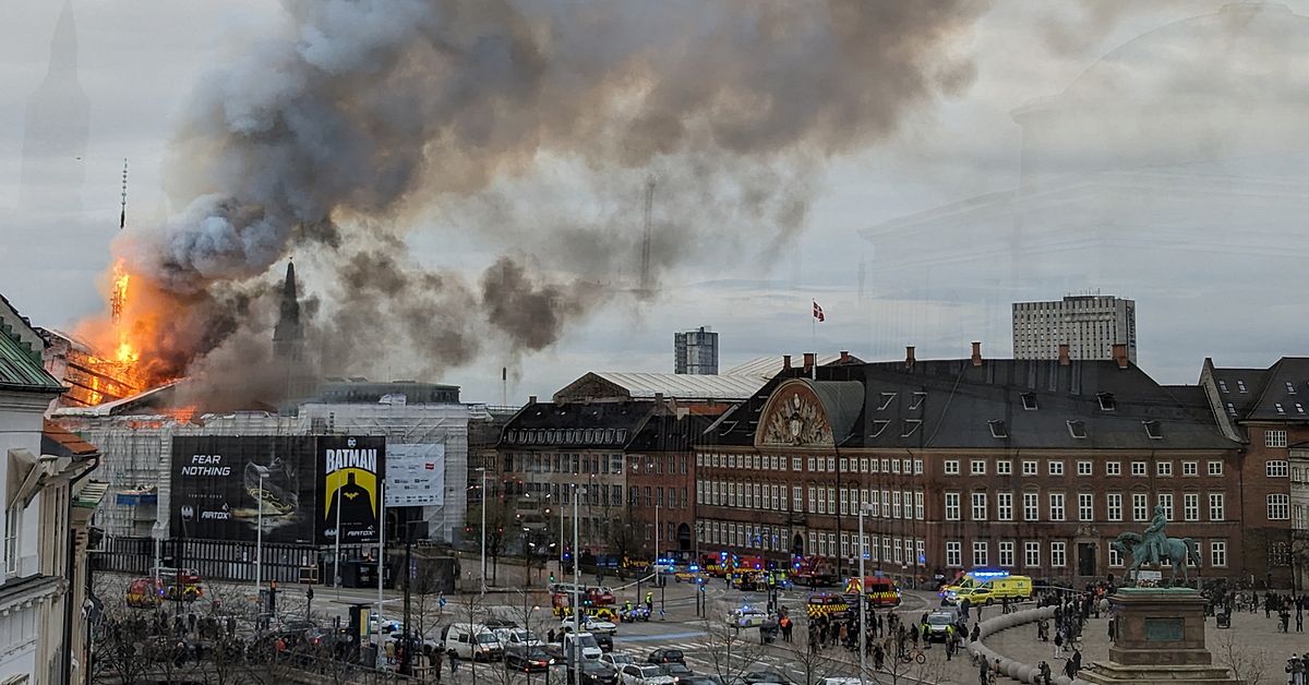 Le bâtiment historique de la Bourse de Copenhague est en feu – la flèche s’est effondrée