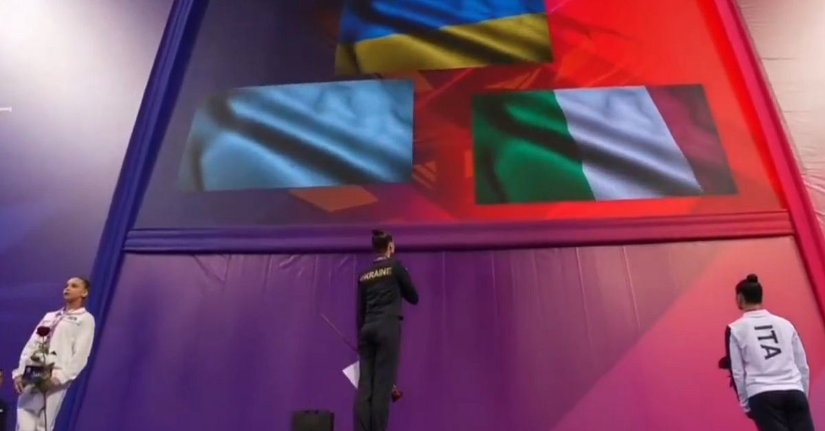 Sofiia Ilteriakova v&auml;nde ryggen mot Ukrainas flagga &ndash; nu varnas hon