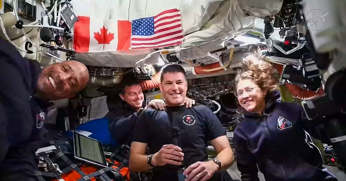 Se Artemis II-astronauterna &aring;ka mot m&aring;nens baksida &ndash; SVT s&auml;nder