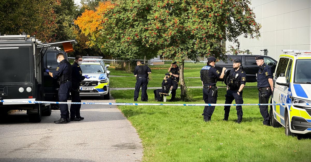 Poliser undersöker platsen vid en avspärrad park i Örebro