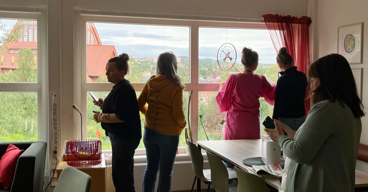 Utsikten från SVT:s lunchrum i Kiruna – en parkerad kyrka