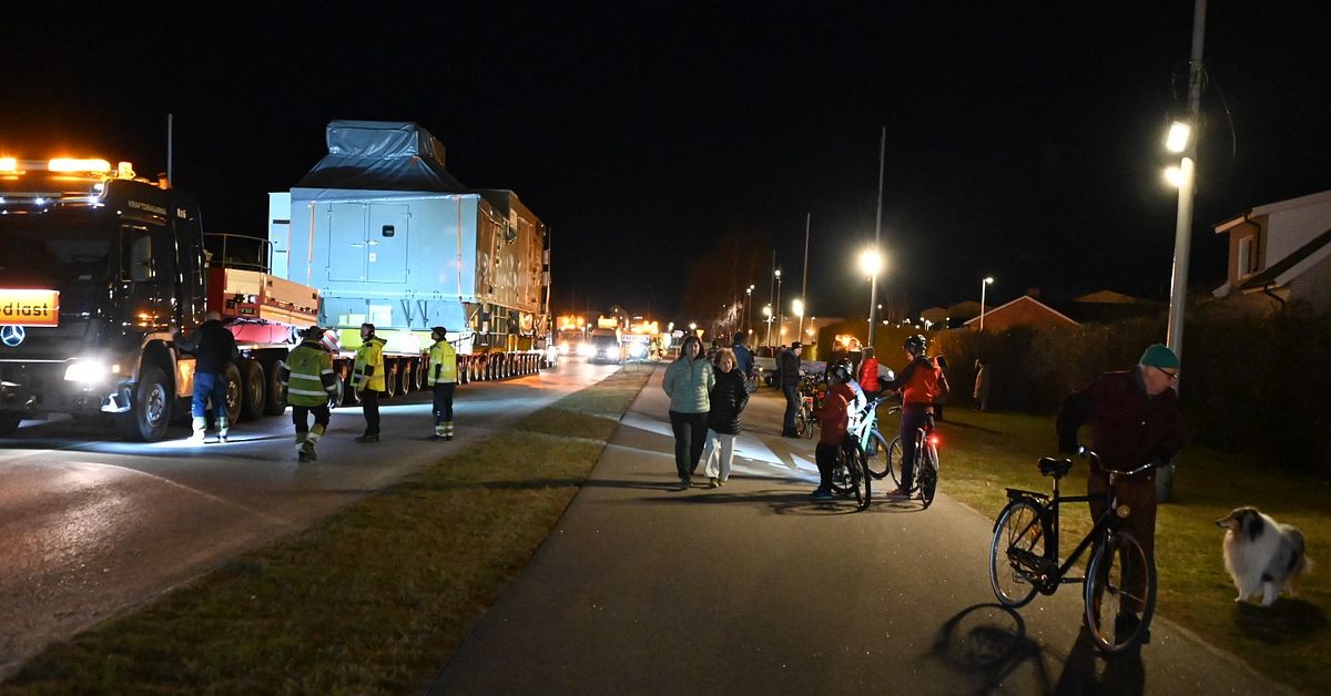 Här rullar jättetransporten genom Norrköping – väger 357 ton