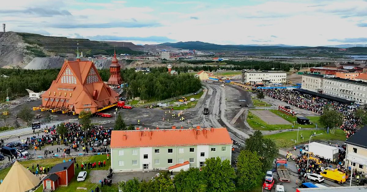 Se galna folkfesten – tusentals trängs när Kirunakyrkan flyttas