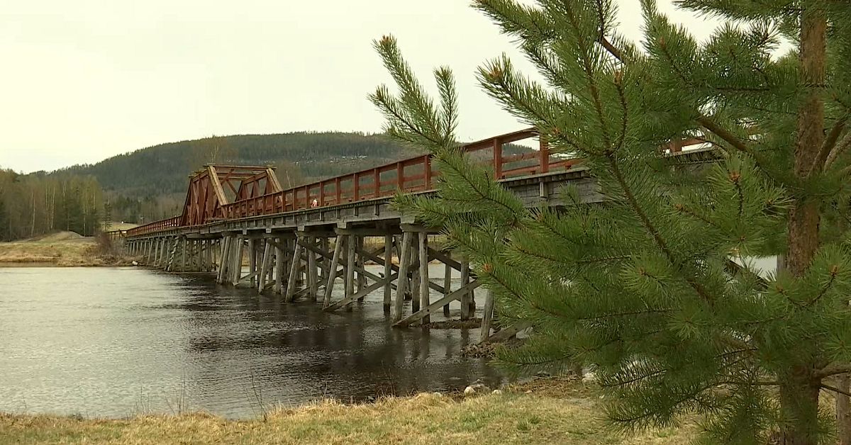 Unika träbrons historia – därför byggdes Vikbron i Fränsta | SVT Nyheter
