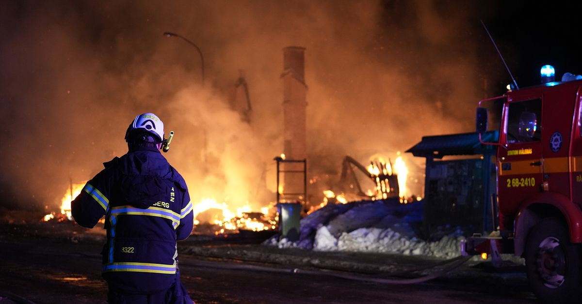 Folkets hus i M&aring;ler&aring;s brann ner till grunden