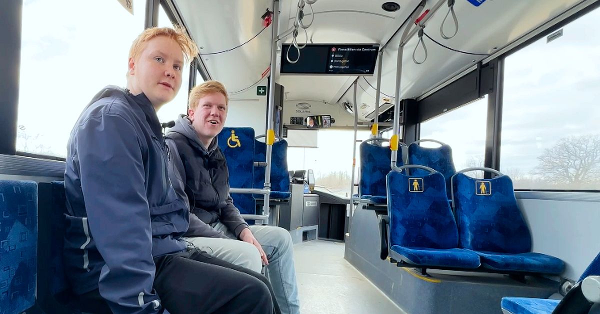 Liam och Melvin sysslar med  bus spotting: ”Behöver bussar för att leva”
