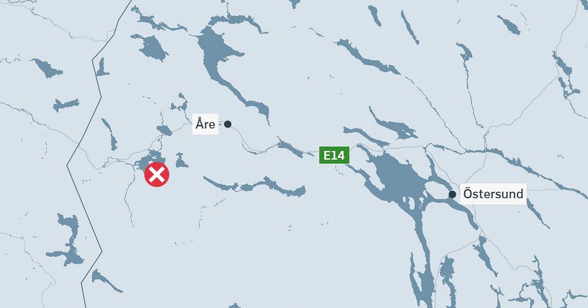 Drunkningslarm p&aring; &Aring;nnsj&ouml;n &ndash; tv&aring; personer gick genom isen