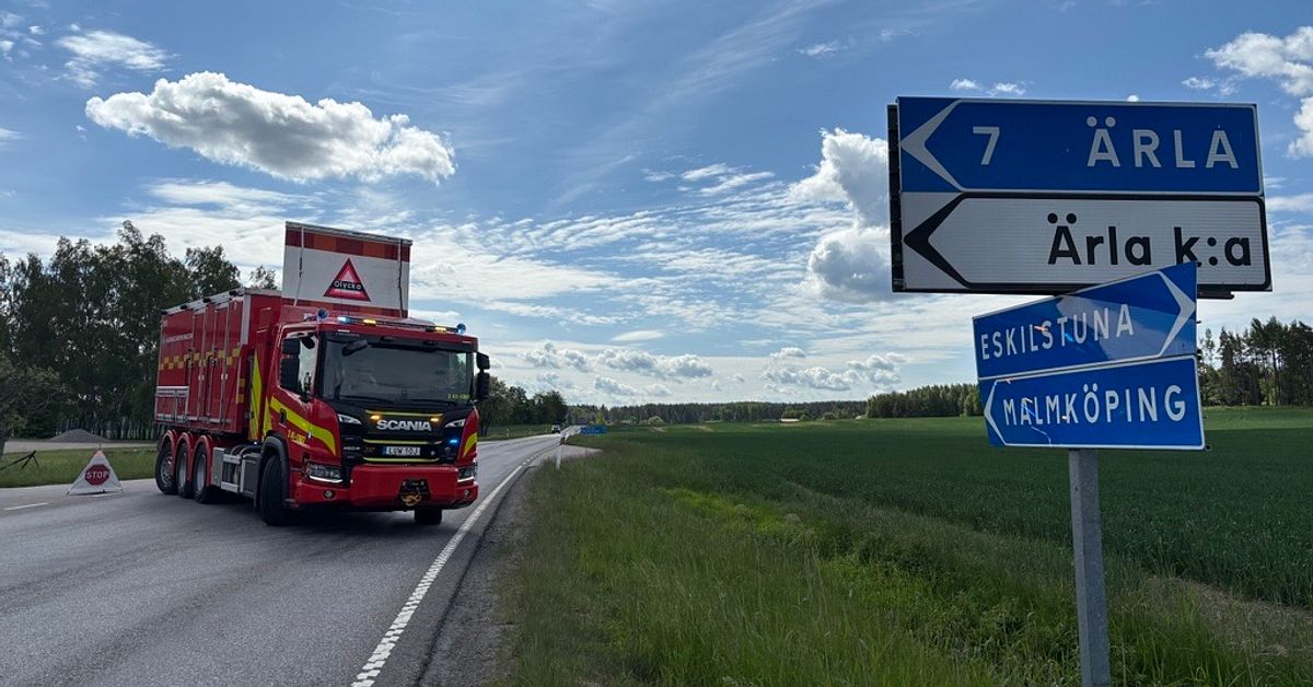 Lastbil har v&auml;lt utanf&ouml;r Eskilstuna &ndash; v&auml;g blockerad