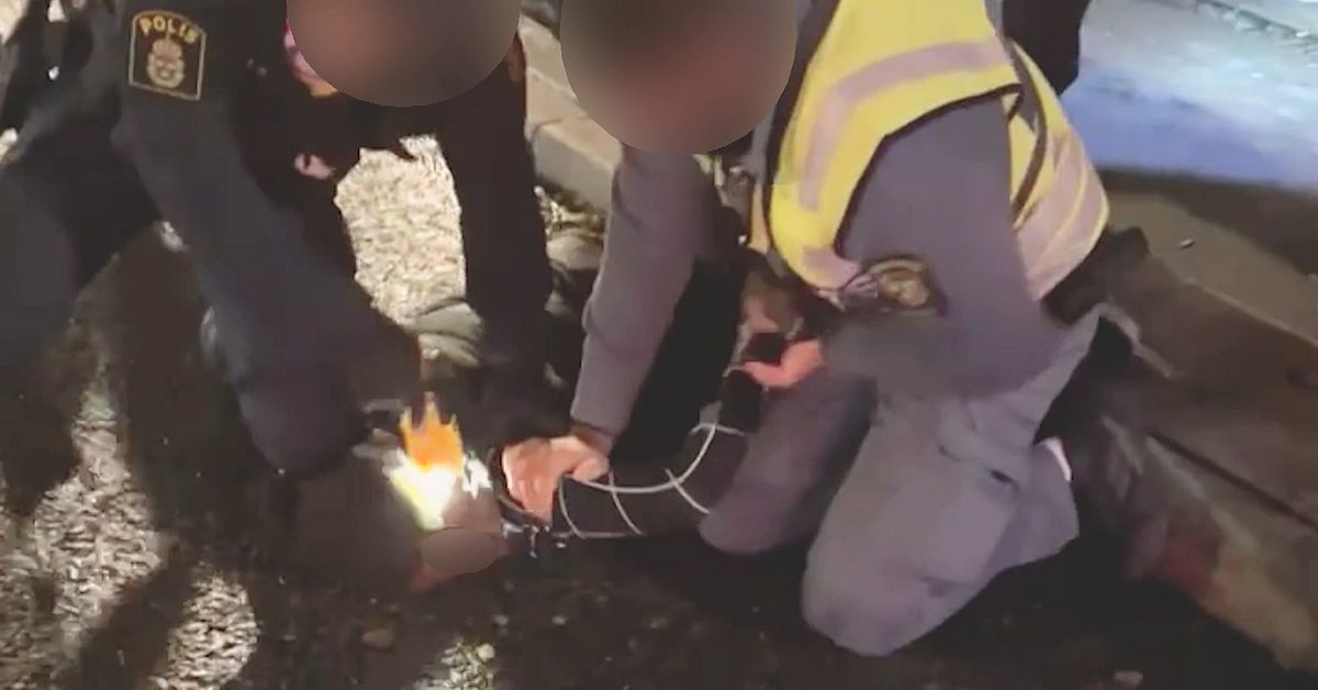 Polis elchockade krogbes&ouml;kare i halsen i Stockholm &ndash; d&ouml;ms f&ouml;r misshandel
