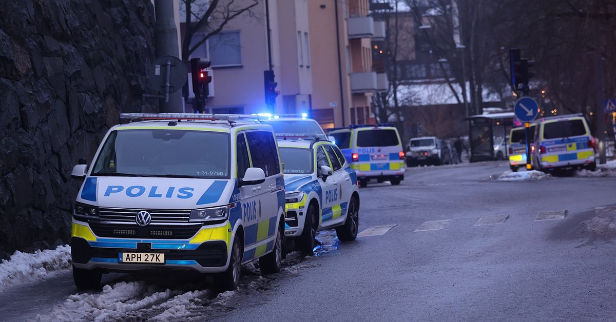 Polisinsats p&aring; S&ouml;dermalm &ndash; sv&aring;rt skadad man hittad