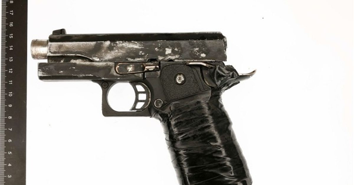 L&aring;tsades vara poliser &ndash; tvingade ner man p&aring; golvet
