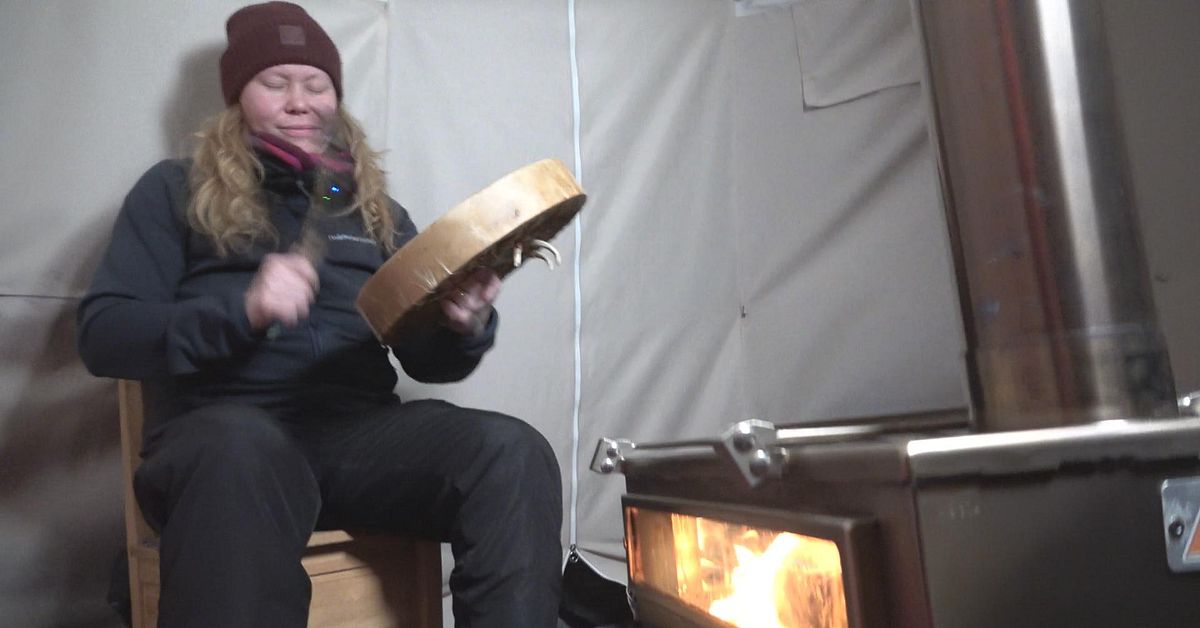 Sara bevarar ur&aring;ldrig samisk tradition &ndash; f&ouml;lj med p&aring; trumresa