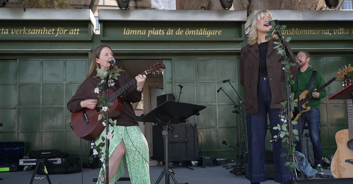 Ellen Sundberg och Ellinor Brolin hyllar Kjell Höglund | SVT Nyheter