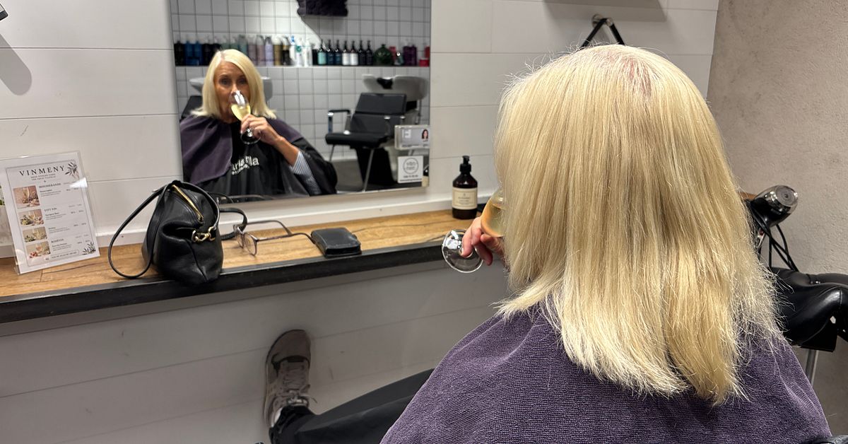 Eva tog f&ouml;rsta bubbelglaset hos fris&ouml;ren i J&ouml;nk&ouml;ping