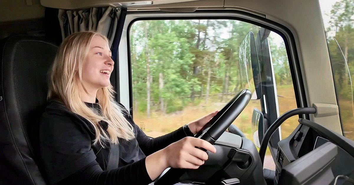 Emma, 22, tröttnade på butiksjobbet – blev långtradarchaufför: ”En chansning”