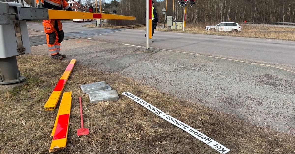 Busschauff&ouml;r d&ouml;ms f&ouml;r att ha k&ouml;rt igenom j&auml;rnv&auml;gsbommar i Norrahammar
