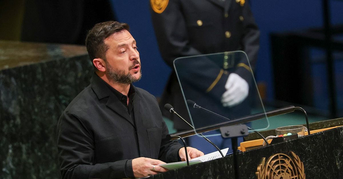 Flera döda i ryska attacker – efter Zelenskyjs FN-tal | SVT Nyheter