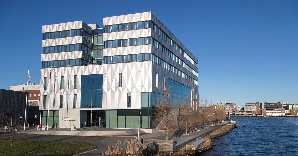 F&ouml;rs&ouml;kte m&ouml;rda sin pappa &ndash; nu &aring;talas systrarna