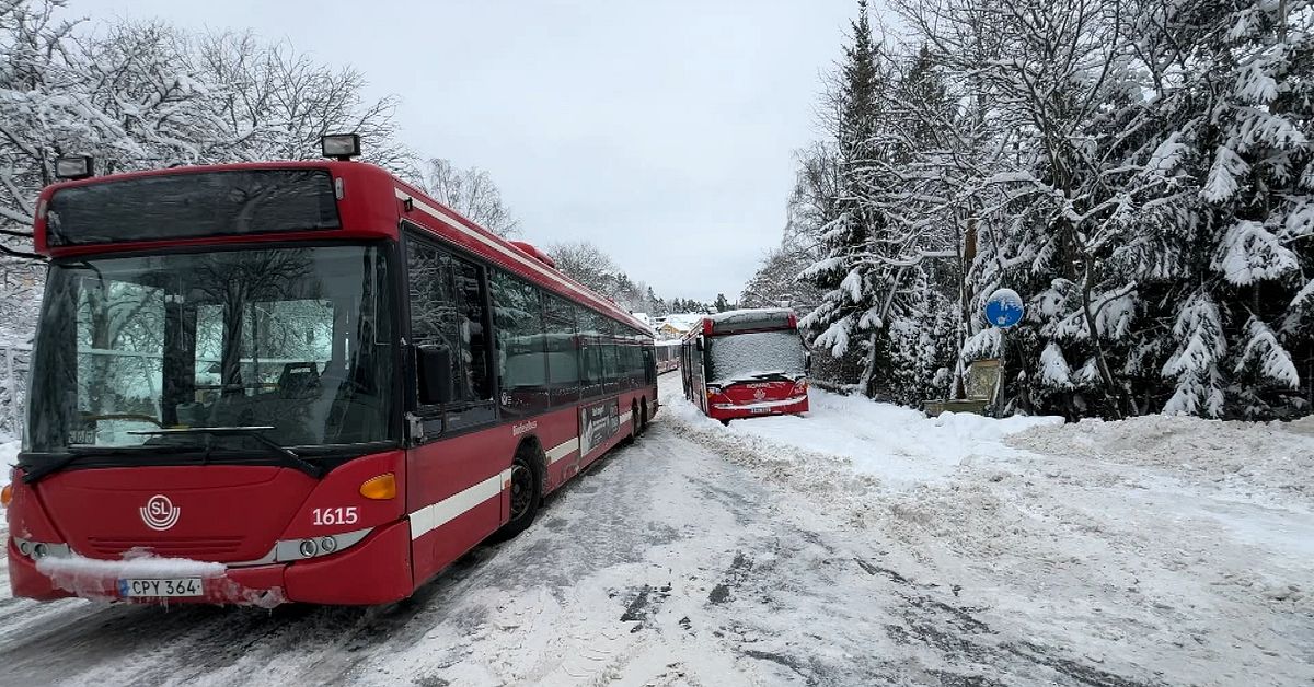 Tiotal bussar har k&ouml;rt fast i Tullinge: &rdquo;Det var galet&rdquo;