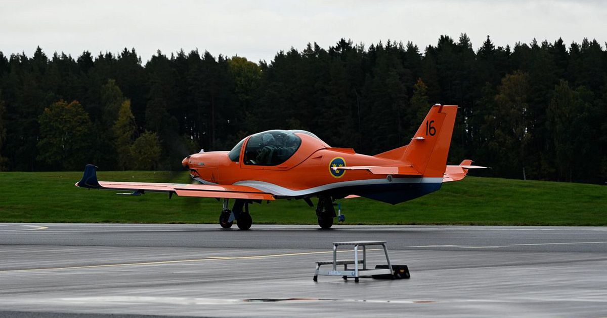 F&ouml;rsta stridspiloterna utbildade med nya skolflygplanet SK 40