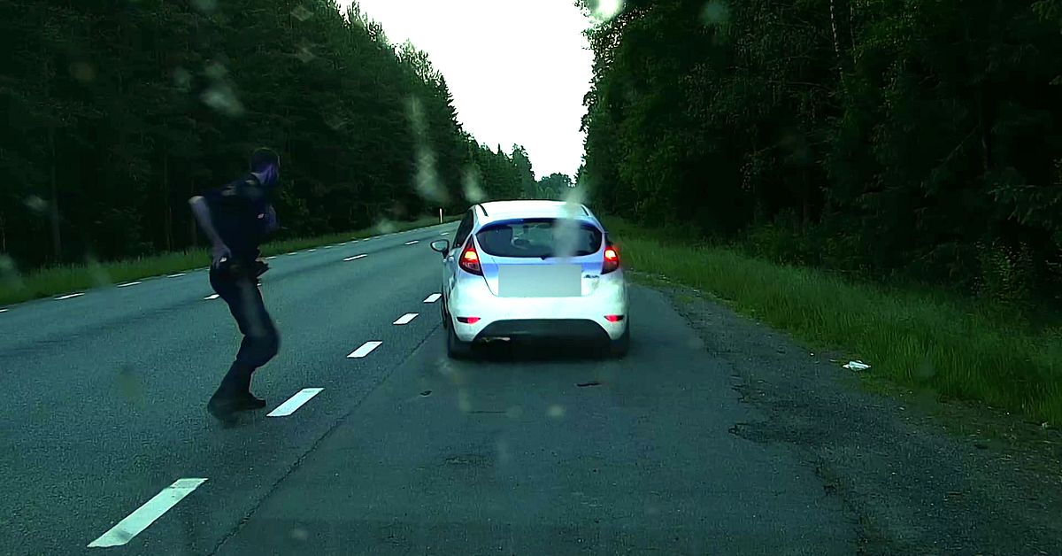 Se polisens dramatiska biljakt &ndash; v&auml;grade stanna trots punktering
