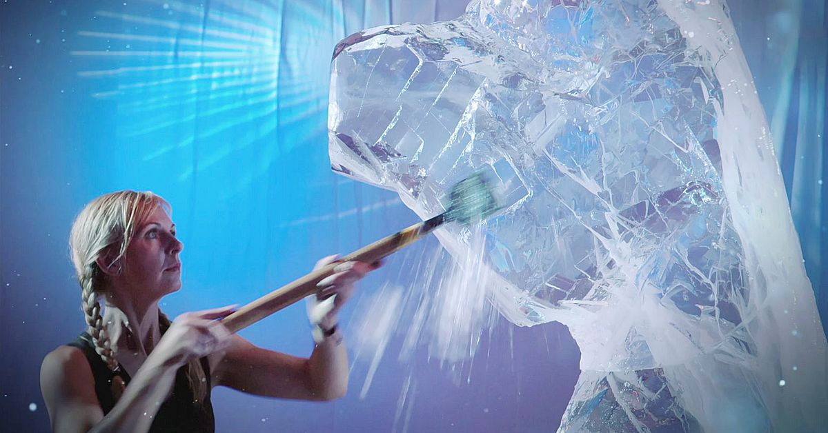 Bygger naken och förförisk man på ishotellet i Jukkasjärvi