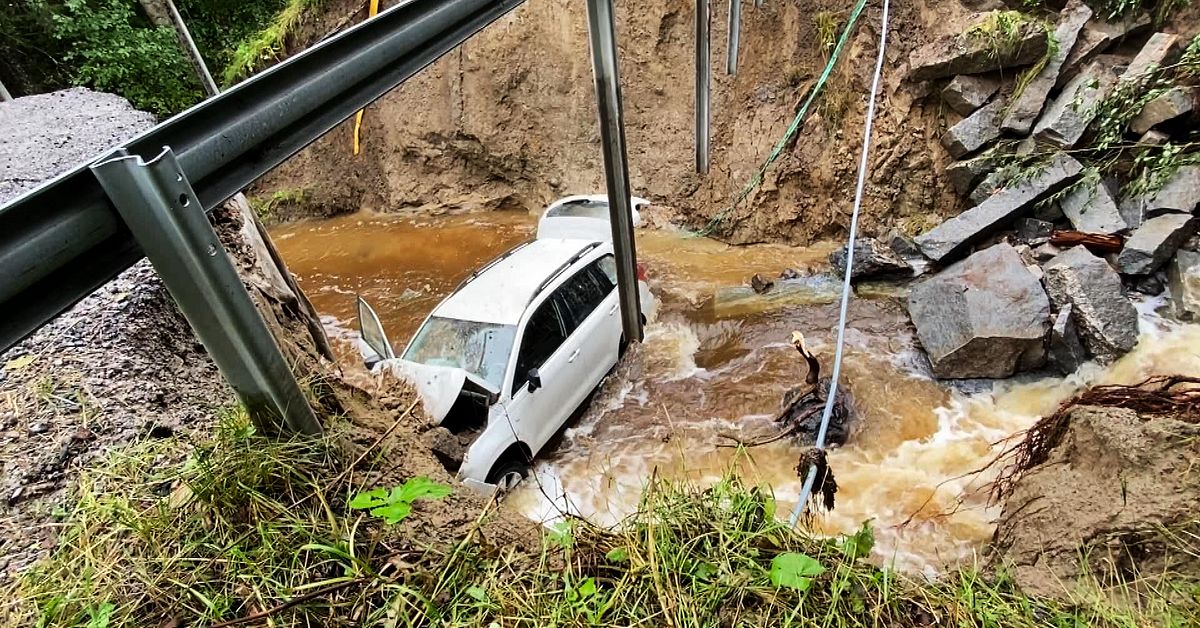 Trafikkaos och skyfall – räddningstjänsten pressad