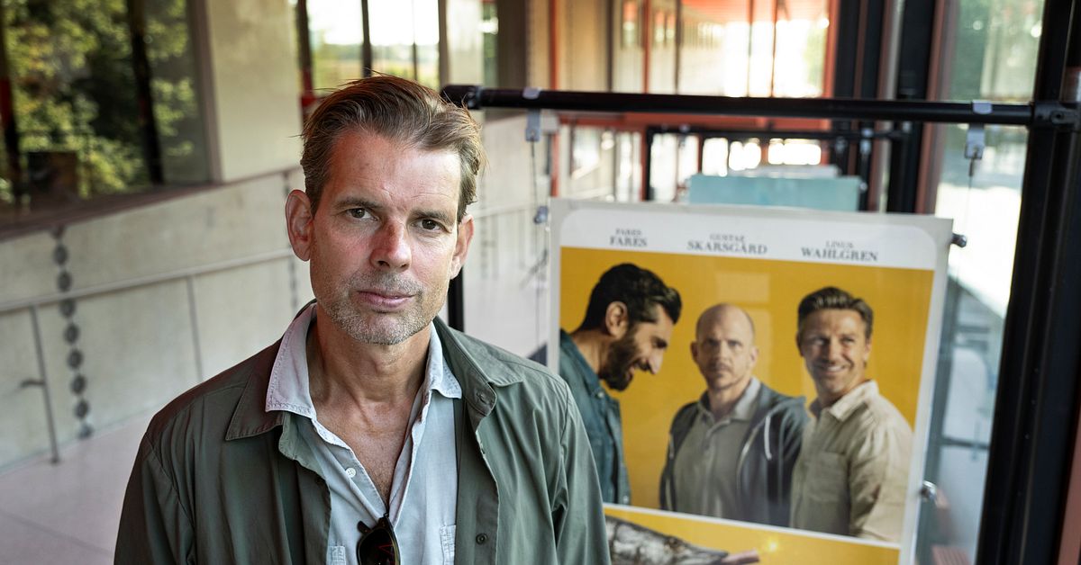 Alex Schulman framför affisch för Arkipelag, Sveriges Oscarsbidrag