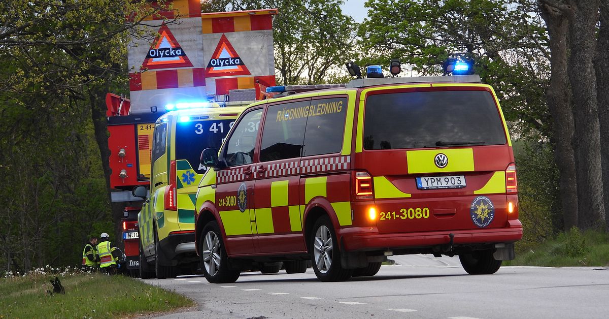 Bilist körde in i träd utanför Nyköping – en förd till sjukhus