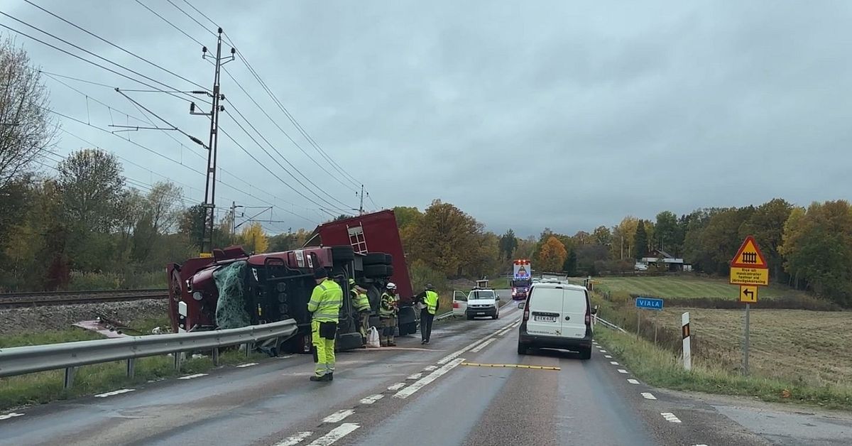 Lastbil med 31 ton flis v&auml;lte utanf&ouml;r Ving&aring;ker &ndash; v&auml;g- och t&aring;gtrafiken st&auml;ngdes av
