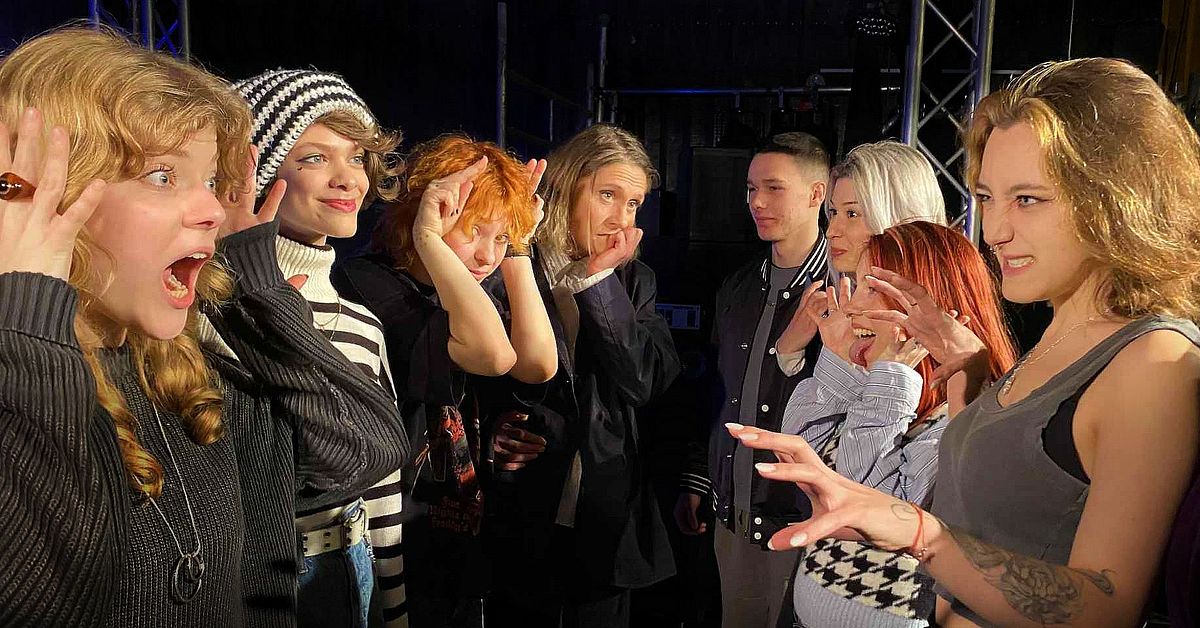 Kateryna var Zelenskyjs ”syster” – nu lär hon ut svenska på scenen