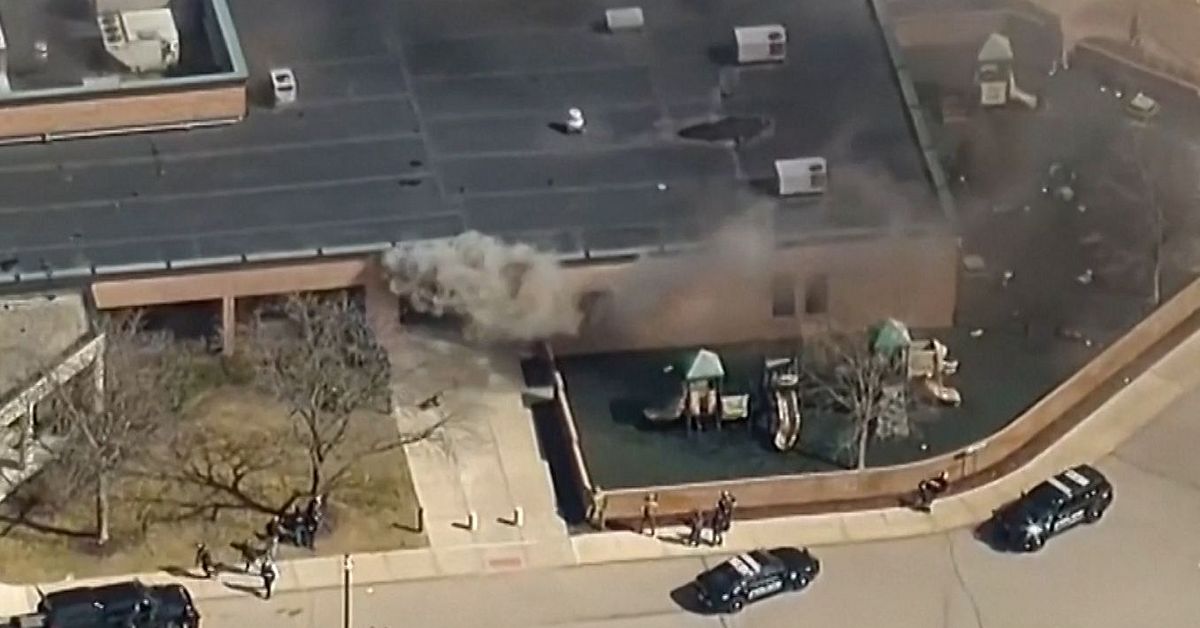 Bev&auml;pnad man k&ouml;rde in bilen i synagoga i USA