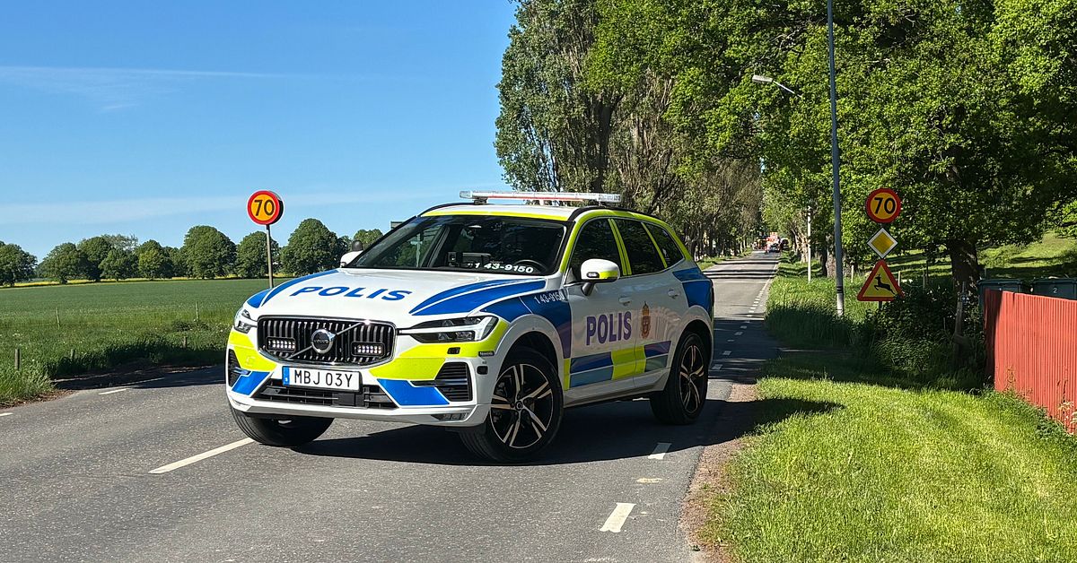 Bilist har k&ouml;rt in i tr&auml;d utanf&ouml;r Gr&auml;nna &ndash; bed&ouml;ms som mycket allvarlig olycka