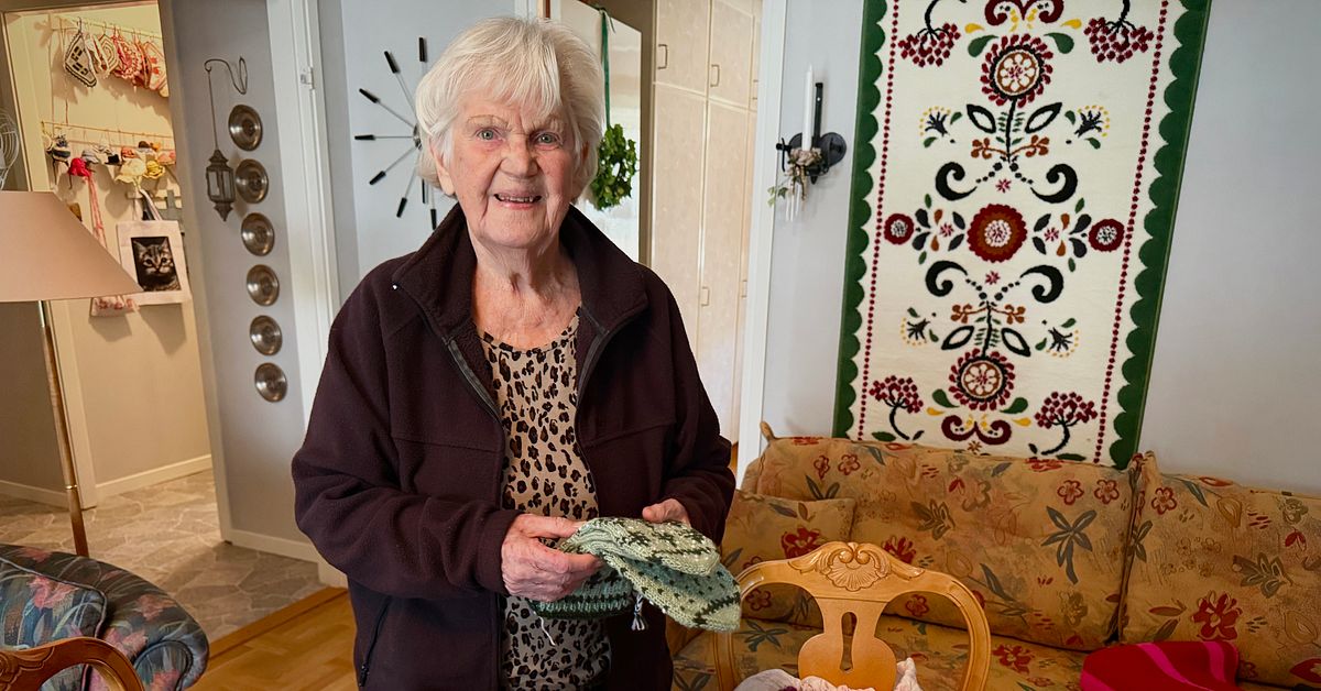 Sonja, 90, i Timr&aring; fick synen tillbaka &ndash; stickar en vante om dagen
