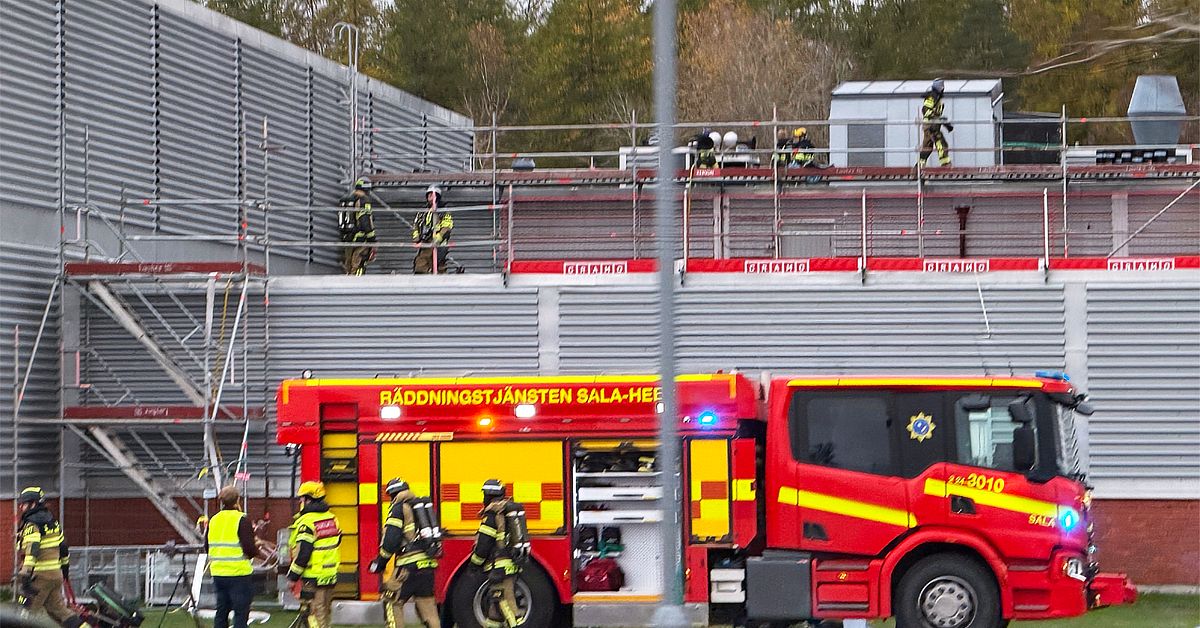 Brand p&aring; taket till idrottshall i Sala