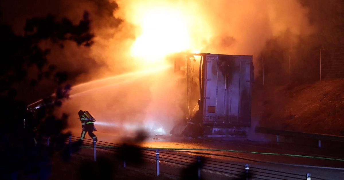 Sl&auml;p med bensin brann p&aring; E4 &ndash; totalstopp i trafiken utanf&ouml;r Knivsta