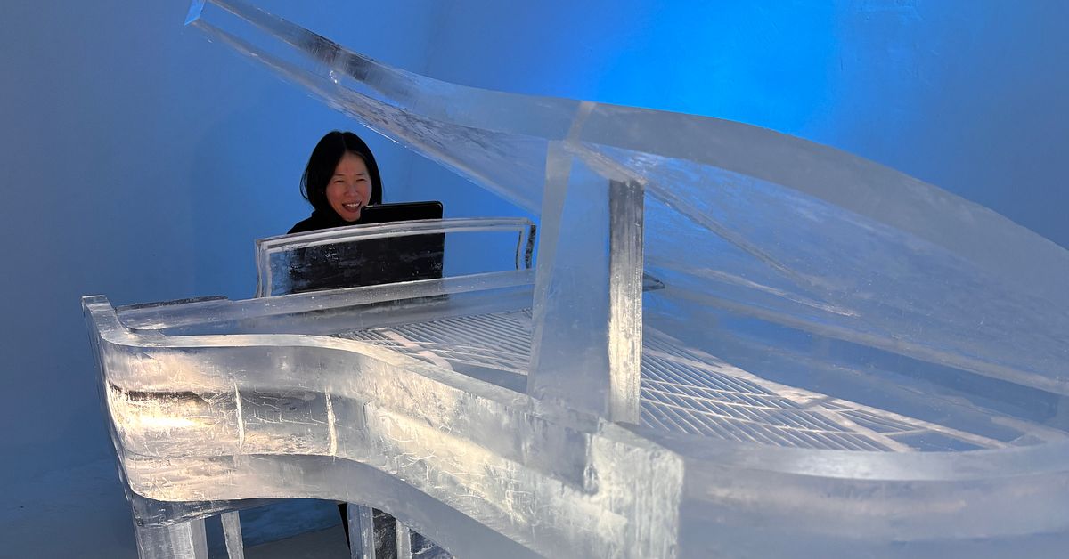 Drama när flygeln i is byggdes in i Jukkasjärvis ishotell