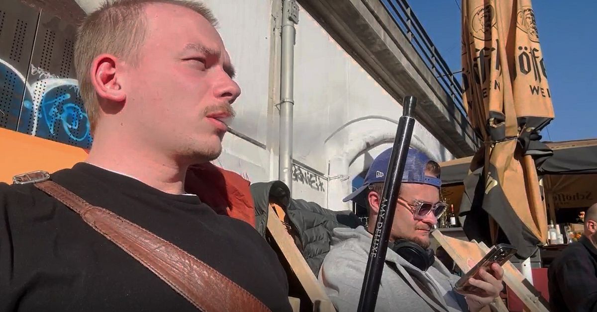 Studenterna reser med t&aring;g fr&aring;n Stockholm till Thailand