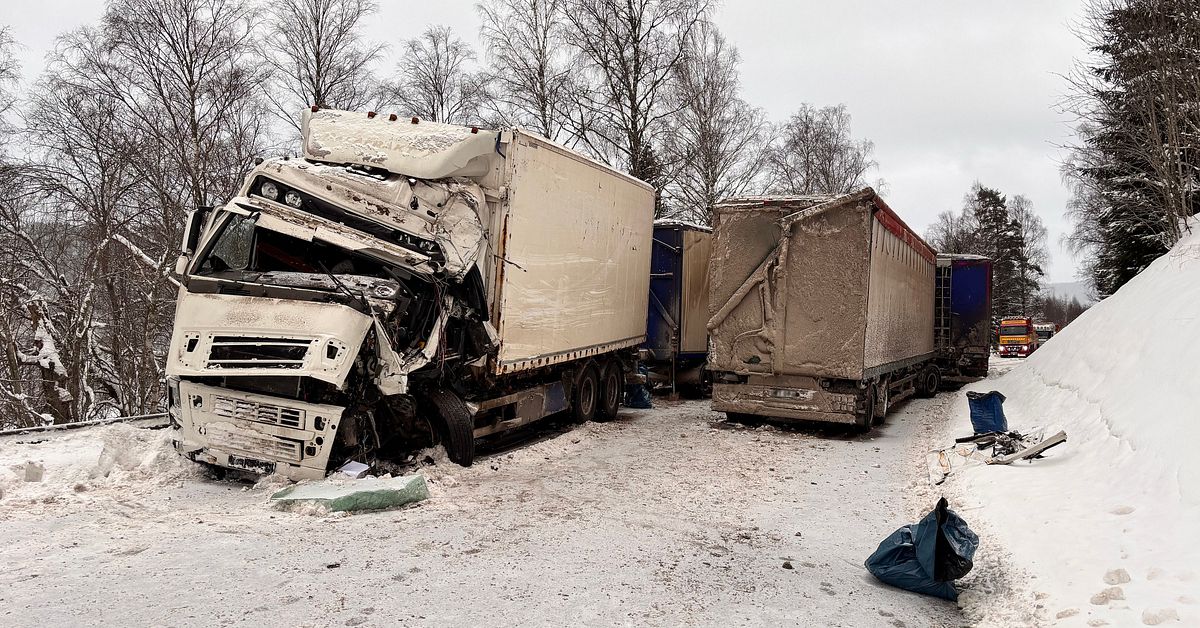 Tv&aring; f&ouml;rare allvarligt skadade efter lastbilskrock