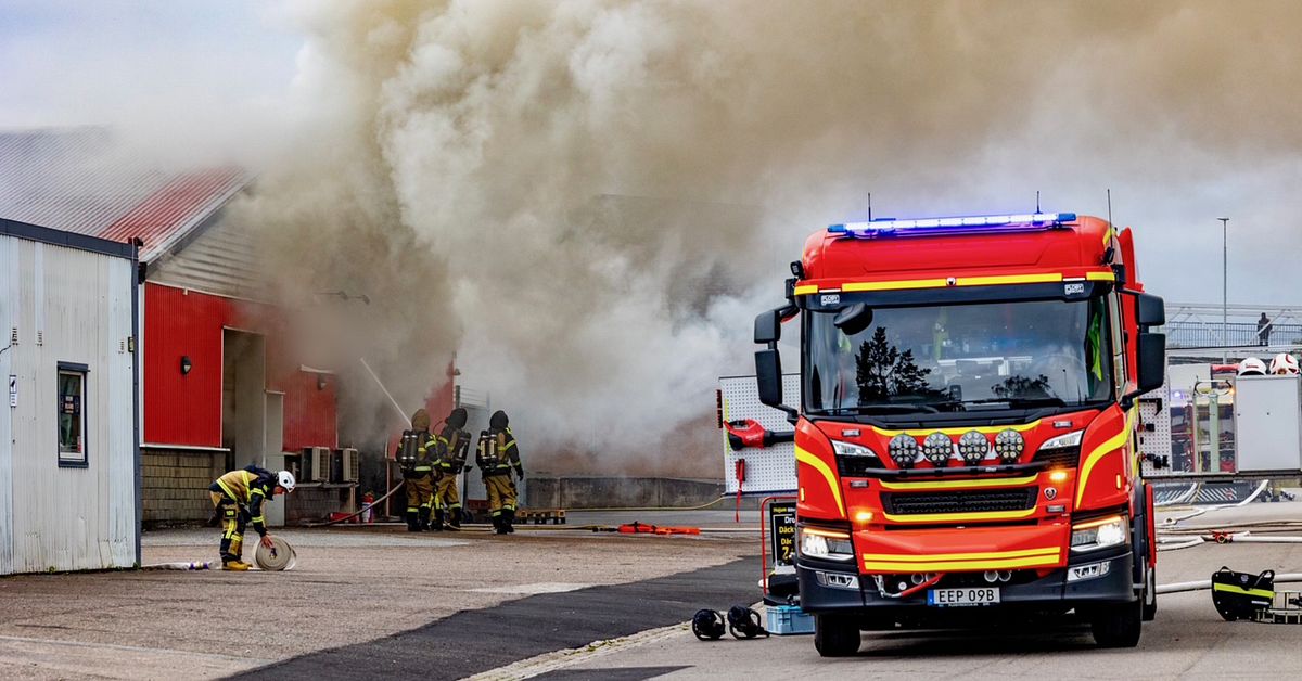 Brand i industribyggnad i Trollhättan – VMA utfärdat