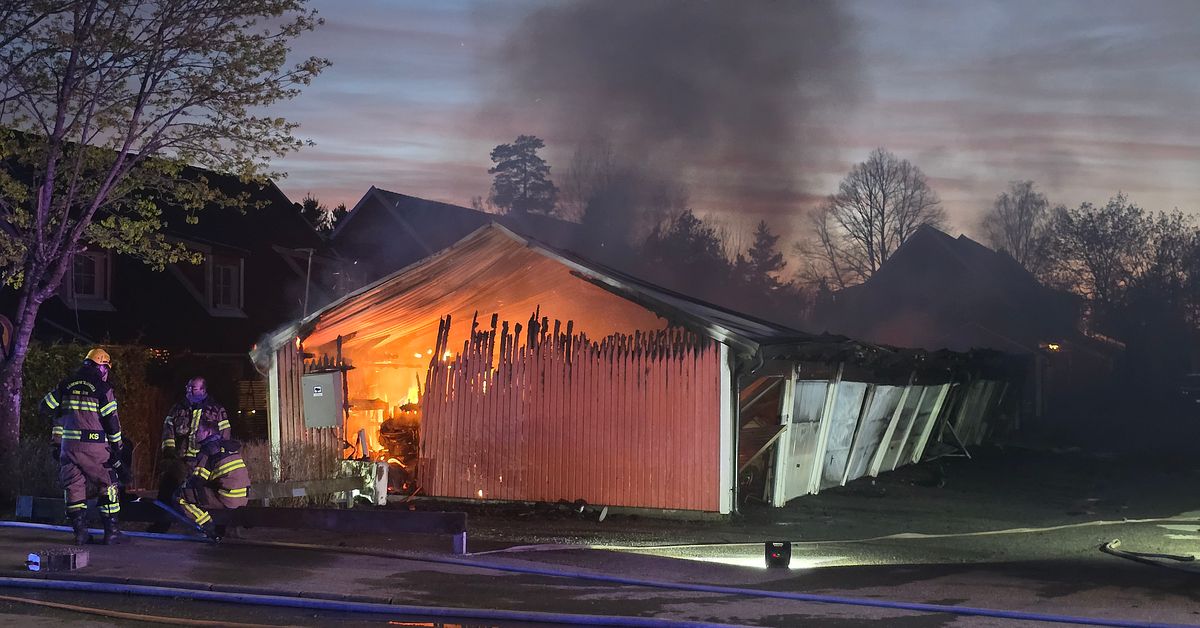 Kraftig brand i garage i Handen – räddningstjänsten varnar för spridningsrisk — image 1
