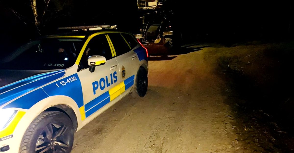 Man kl&auml;mdes fast under tr&auml;d i H&auml;rn&ouml;sand &ndash; f&ouml;rd till sjukhus