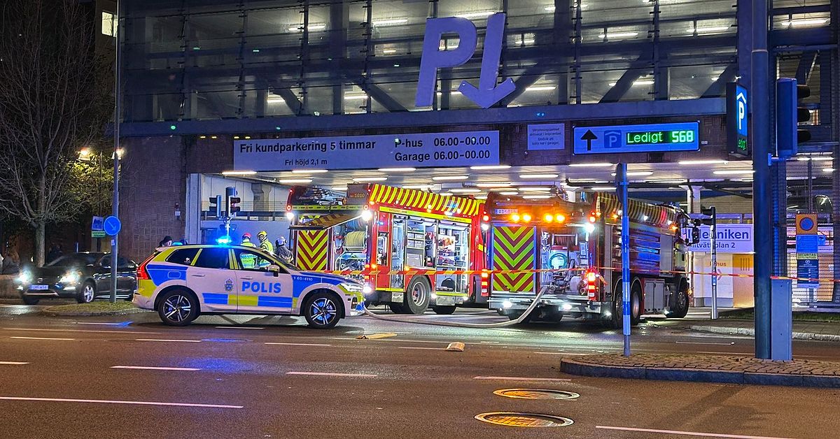 Sex bilar brann i garage vid köpcentrum i Malmö
