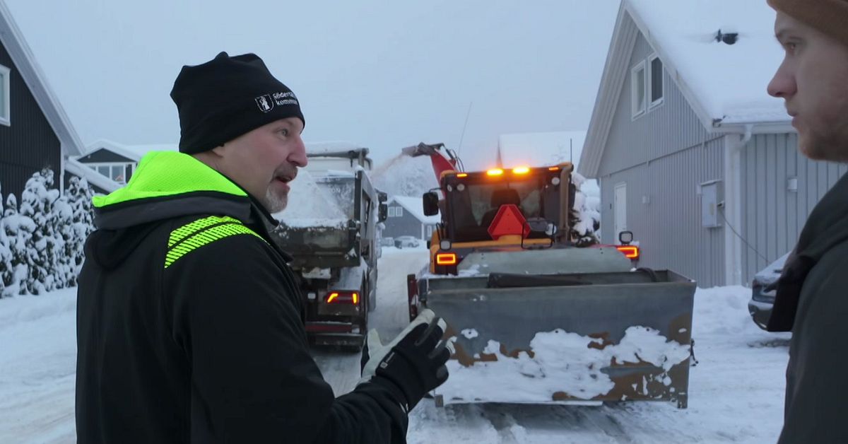 Därför är det svårare att röja snö i städer – snöröjaren i Södertälje förklarar