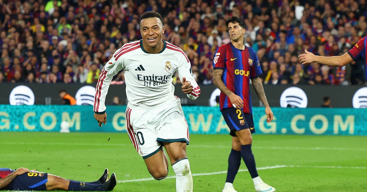 Kylian Mbappé firar mål för Real Madrid mot Barcelona på Camp Nou