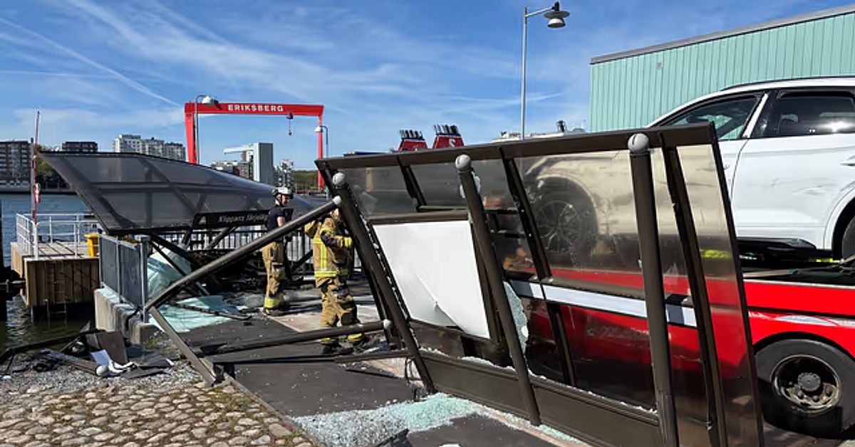 Man k&ouml;rde in i v&auml;ntkur vid Klippans f&auml;rjel&auml;ge &ndash; f&ouml;rd till sjukhus