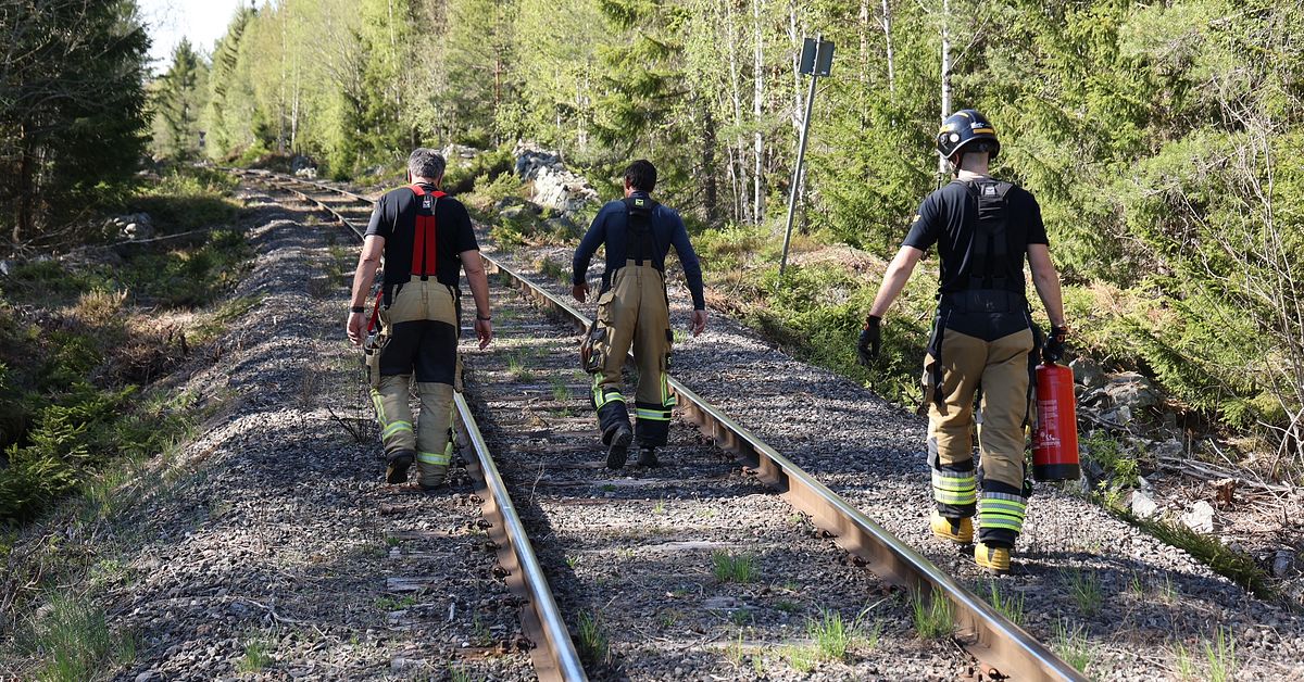 Skogsbrand rasar utanf&ouml;r &Ouml;sterbybruk &ndash; brandflyget letar fler br&auml;nder